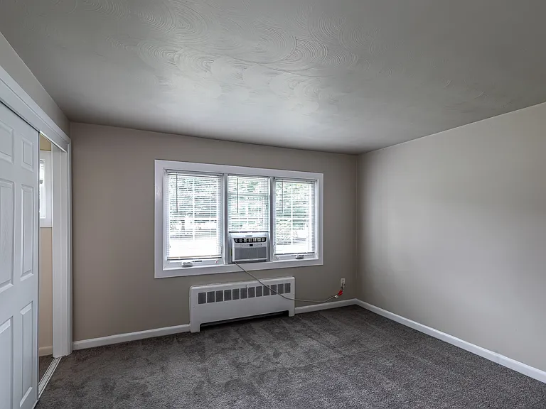 Farmington Court Apartments — Photo 36