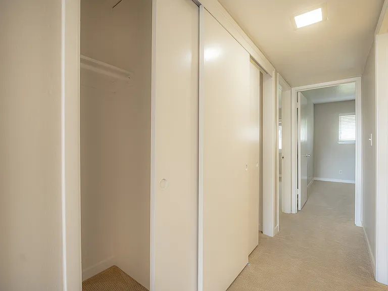 Harborview 2BD 2BA #4 hallway (2)