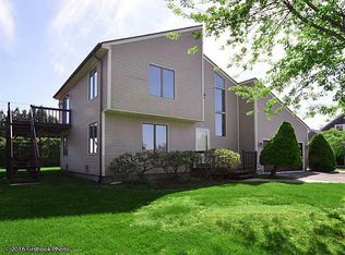 72 Bristol Rd, Narragansett, RI 02882