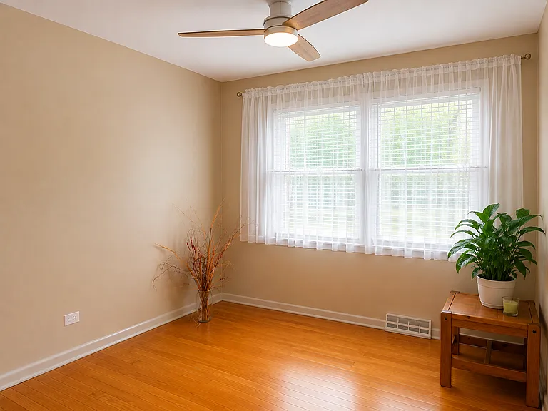 1507 W Willow Ln — Photo 10