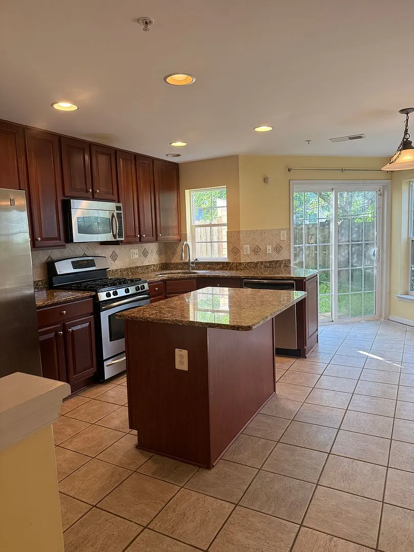 Updated Townhouse in Ballenger Creek — Photo 2
