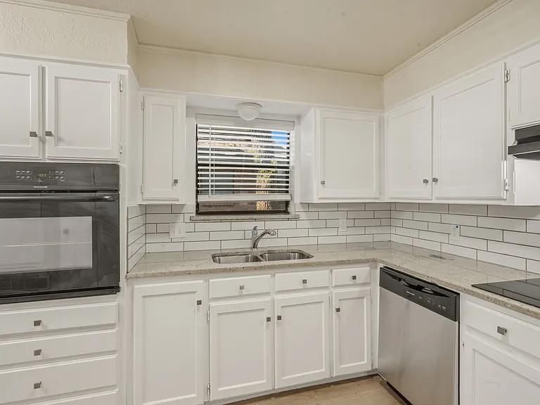 1622 Brown Trl — Photo 5