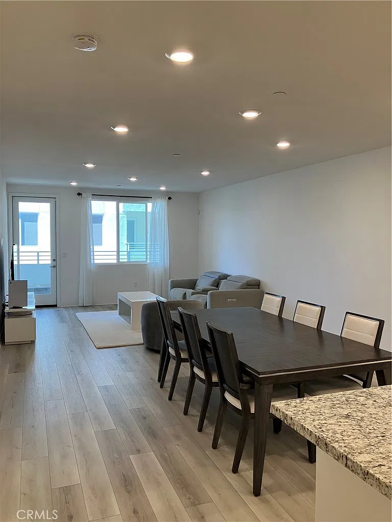 2 bed, 1599 sqft, $3,800 — Photo 3
