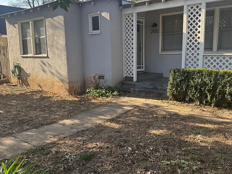 2572 Russell St — Photo 14