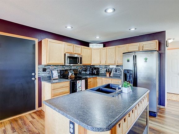5th image of 775 SE Westgate Dr