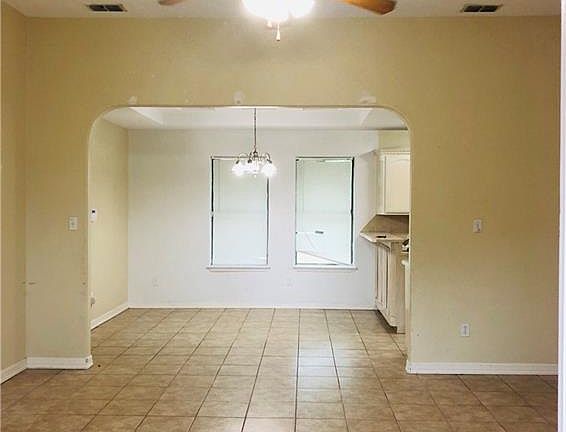 3rd image of 3904 Hill Crest Dr