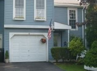 8 Fox Hollow Sq, Cohoes, NY
