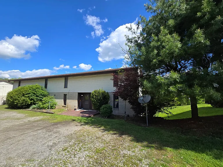 103-105 107 Martin Dr — Photo 2