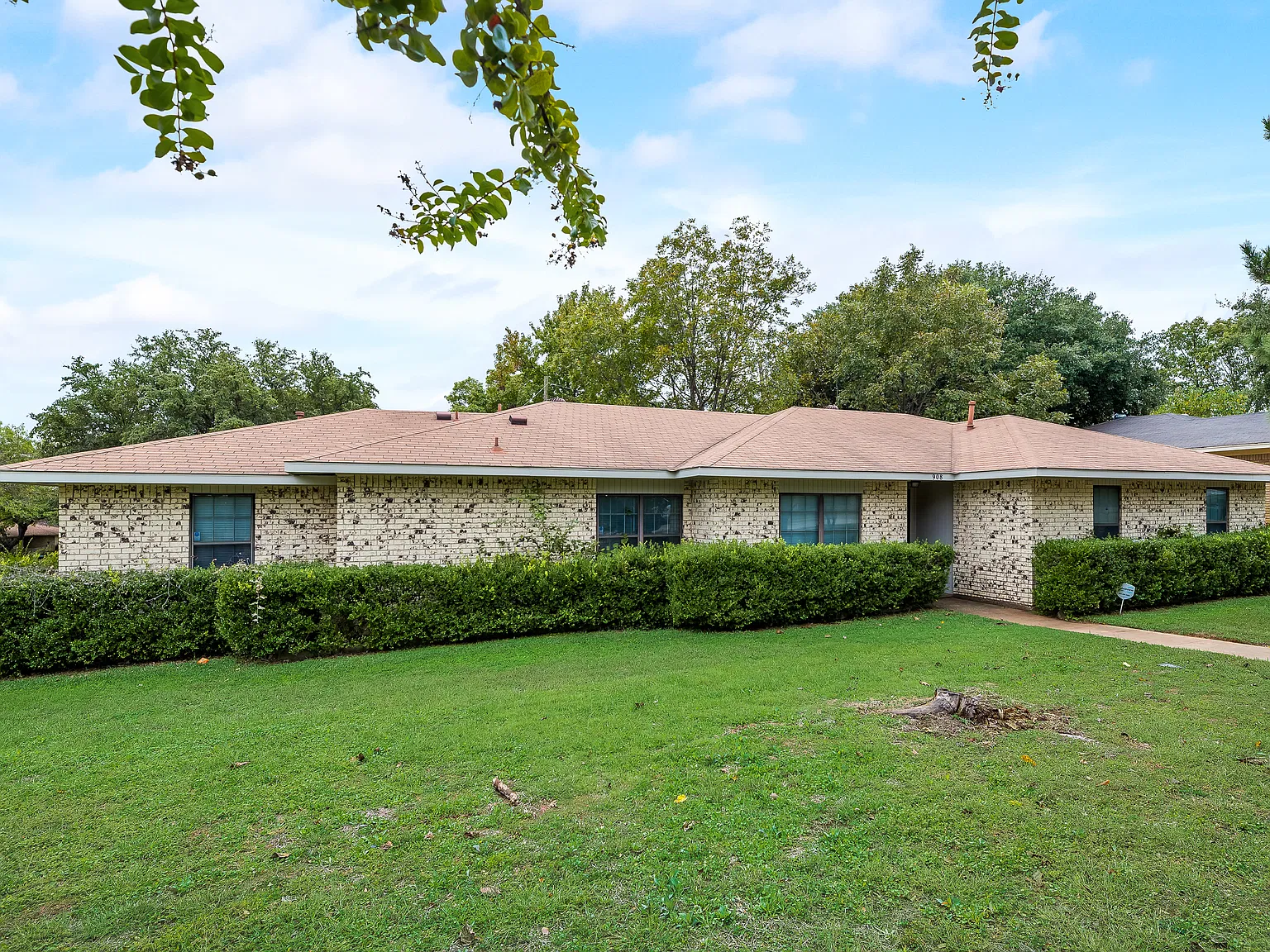 4 bed, 2.5 bath, 1901 sqft, $2,200 — Photo 1