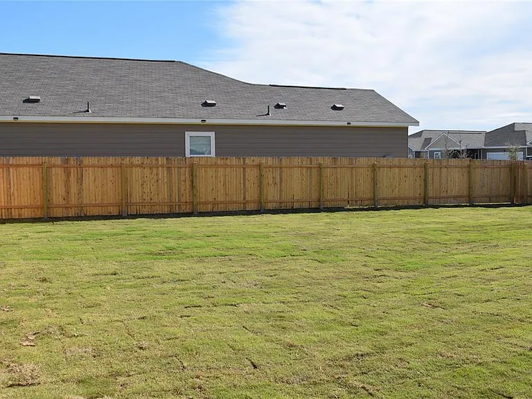 431 Robins Nest Ln — Photo 32