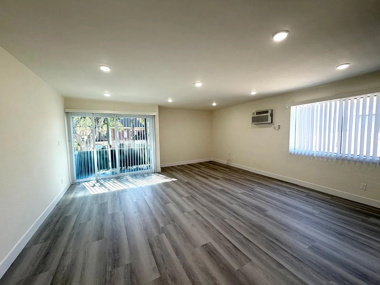 8140 Langdon Ave — Photo 2