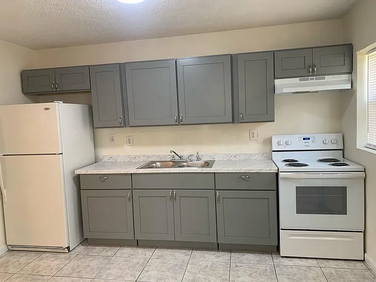 2911 NW 7th St — Photo 6