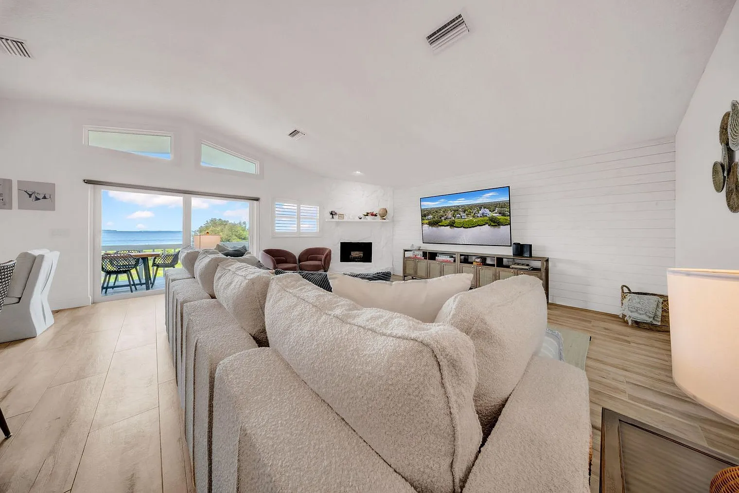 4 bed, 2.0 bath, 2195 sqft, $8,227 — Photo 4