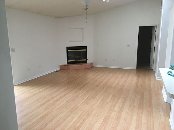 Great room w/ gas fireplace 
