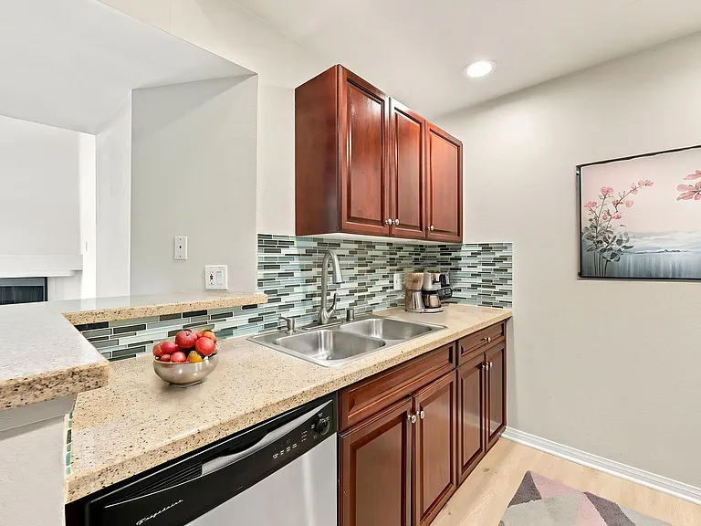 21550 Burbank Blvd #312 — Photo 4