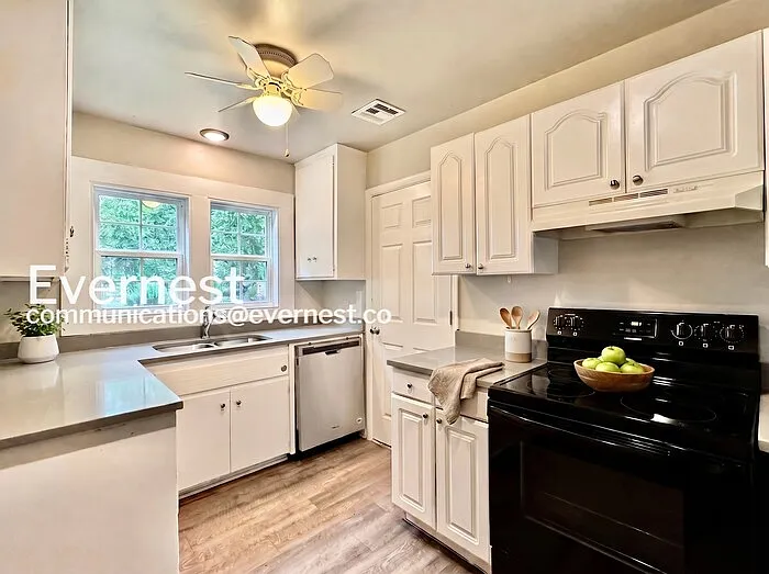 3 bed, 1.0 bath, 900 sqft, $1,395 — Photo 3