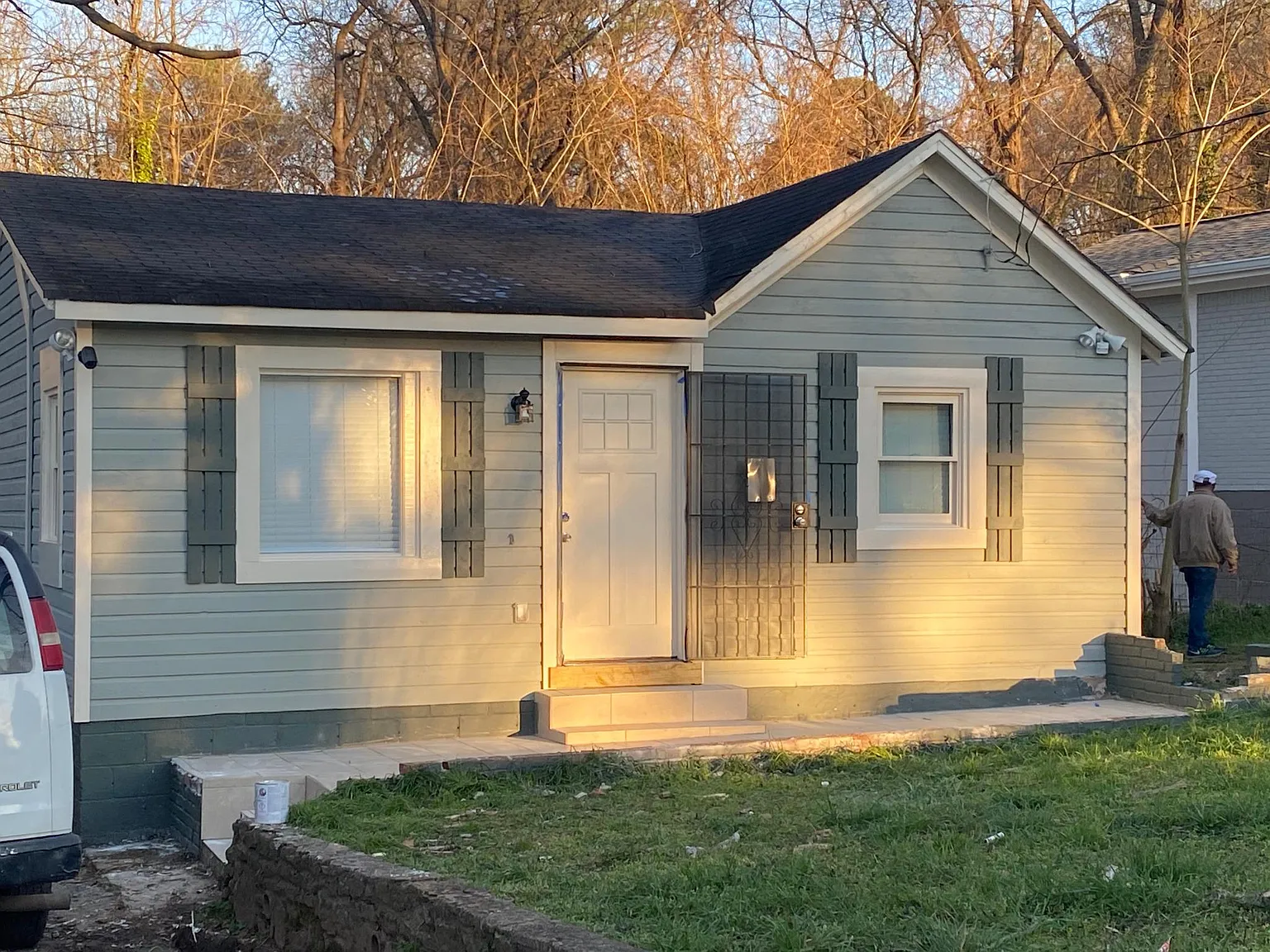 379 Illinois Ave NW — Photo 1