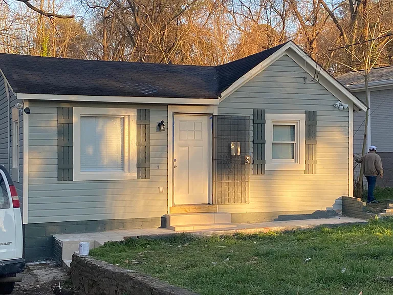379 Illinois Ave NW — Photo 1