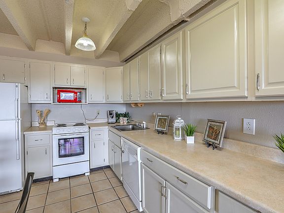 4th image of 1100 Alvarado Dr SE APT 211