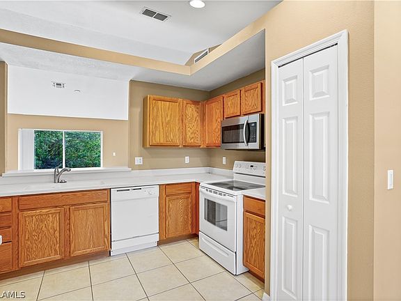 5th image of 520 Kilarney Ave S