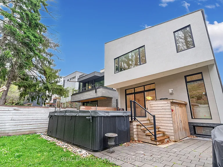 88 Kingsway Way — Photo 44