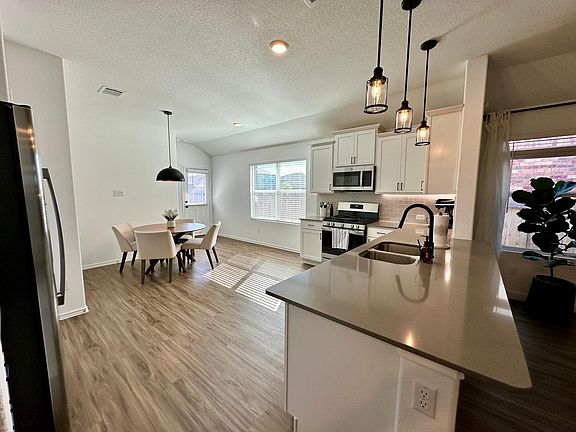 5th image of 208 Longbridge Dr