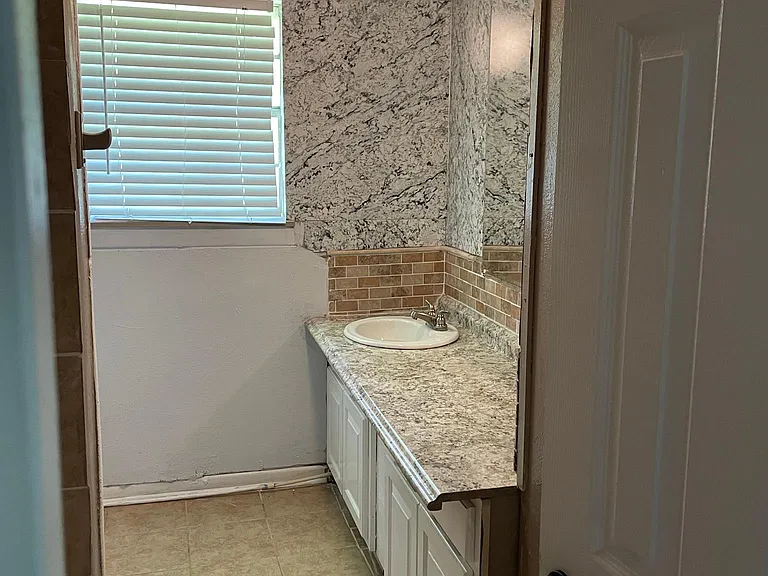 1110 W Houston St — Photo 13