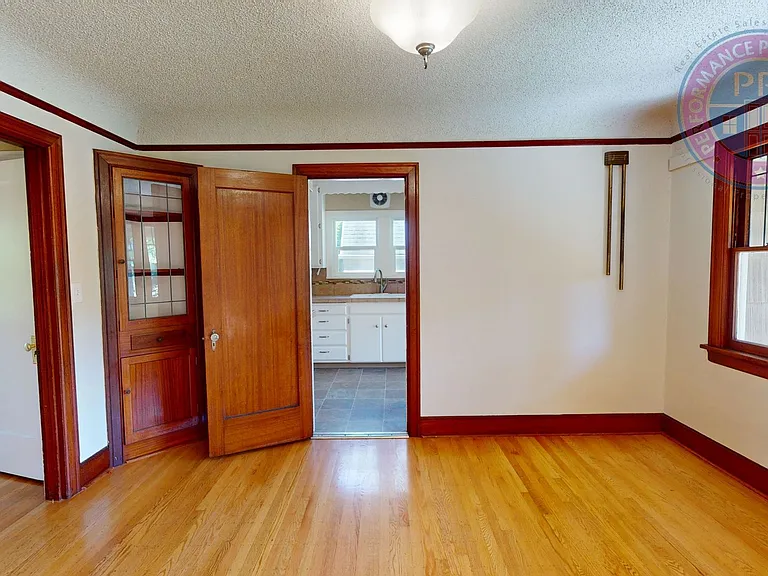 2605 NE 9th Ave — Photo 8