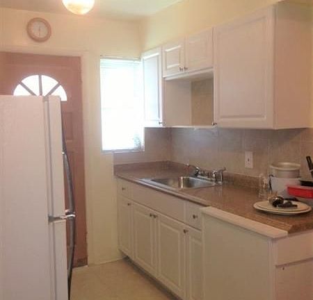 3rd image of 31 Sidonia Ave