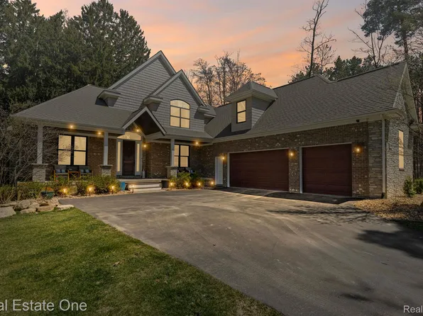 12885 Sleigh Trl, Milford, MI 48380