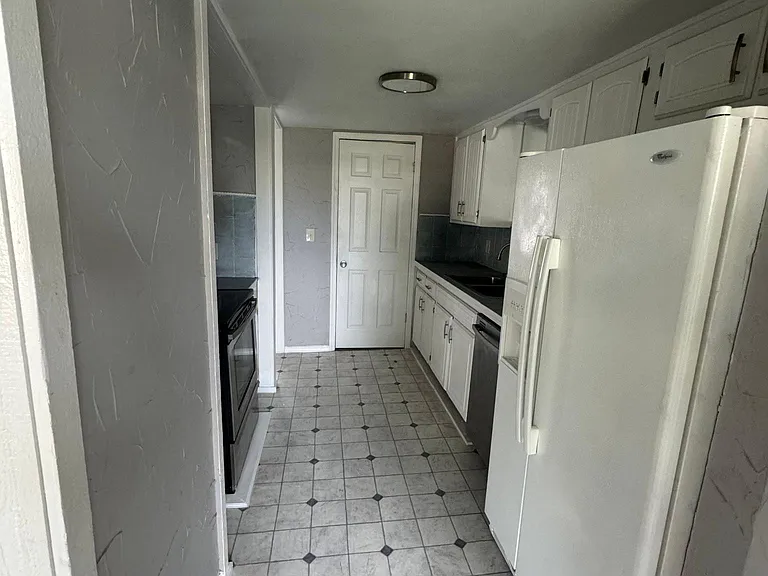 1427 Northglen St — Photo 35