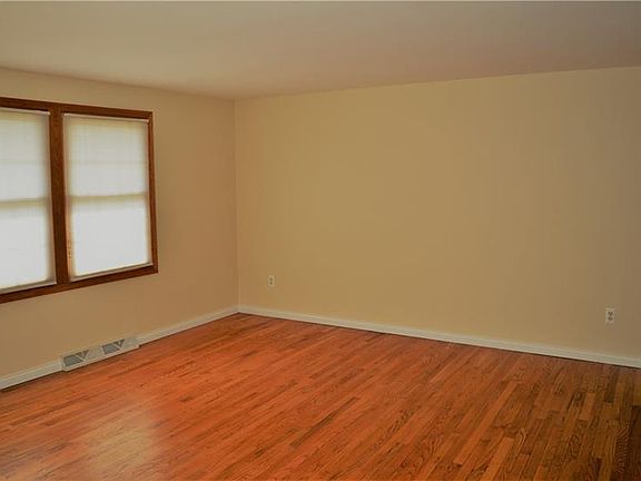4th image of 117 Woodbury Dr