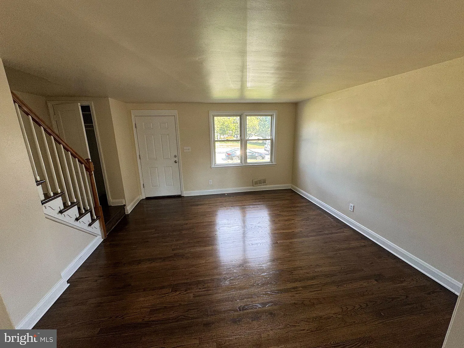 3 bed, 1.5 bath, 1080 sqft, $2,000 — Photo 2