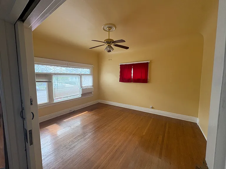 2713 S La Salle Ave — Photo 17