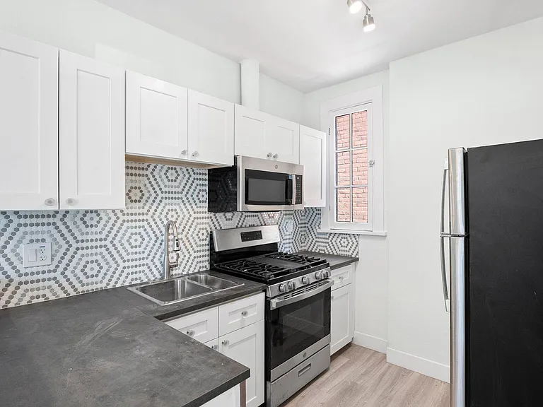 1256 N Corona St #4 — Photo 8