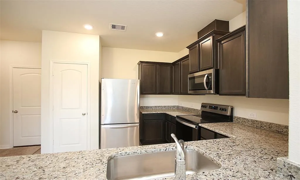3 bed, 2.5 bath, 1813 sqft, $1,825 — Photo 4