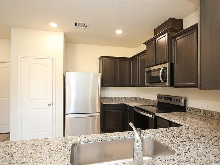 545 Bains St — Photo 4