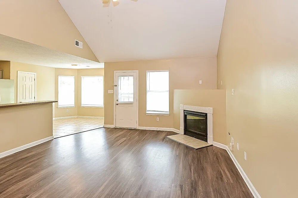 3 bed, 2.0 bath, 1365 sqft, $2,340 — Photo 4