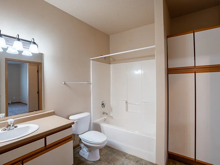 Fargo, ND West Lake Apartments | Bathroom
