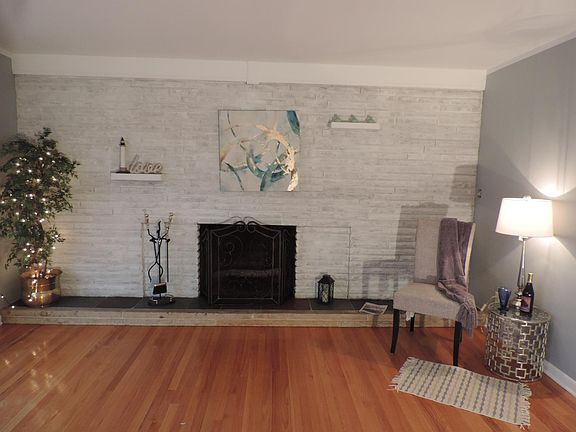 3rd image of 1205 Iroquois St