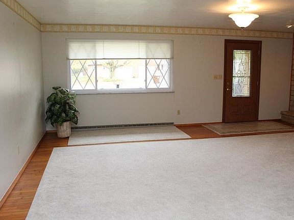 4th image of 221 Green Vista Dr