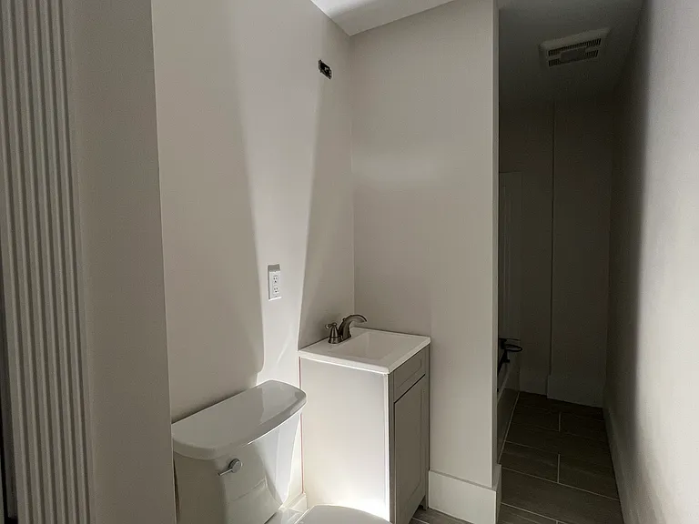 912 Dwight St #3-R — Photo 5