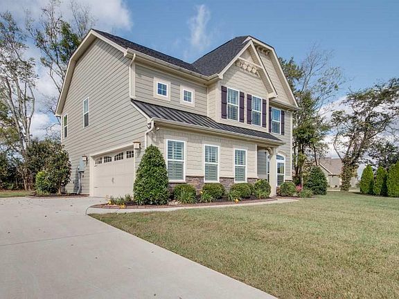 2nd image of 2404 Parkwood Dr