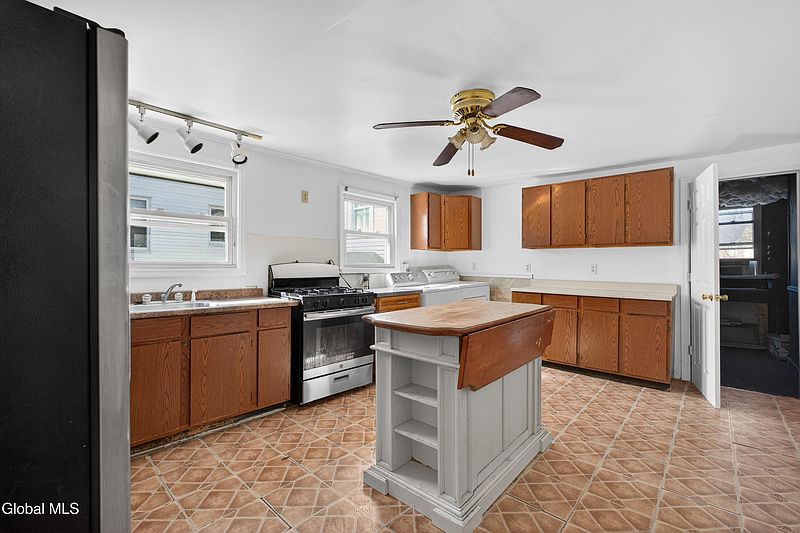 4th image of 1525 6th Avenue