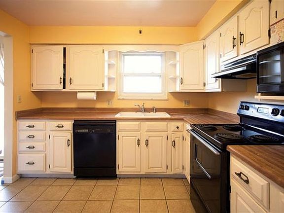4th image of 2664 N Emerald Dr