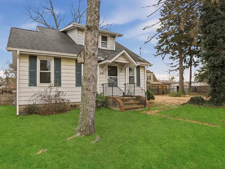 227 Beachwood Blvd — Photo 2