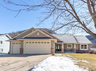 1414 Jonathan Ln, La Crescent, MN 55947