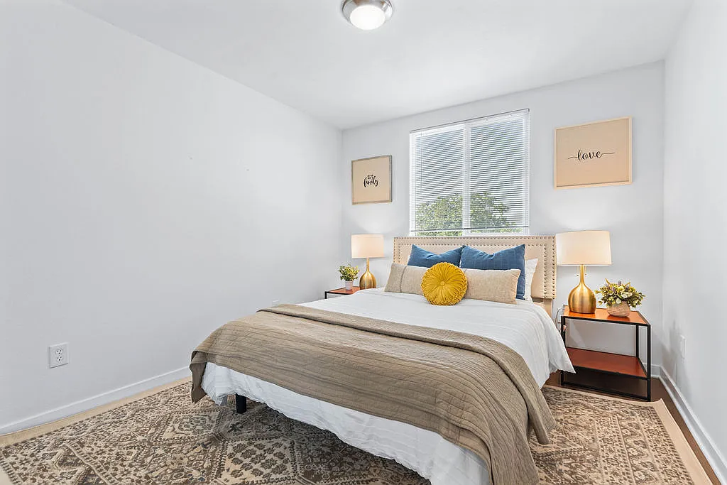122 N Rowan Ave — Photo 4