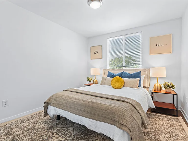 122 N Rowan Ave — Photo 4