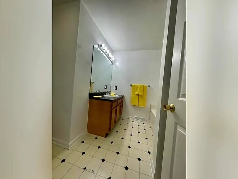 98 Harvard Rd — Photo 28